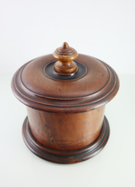 Antieke houten tabakspot met decoratie