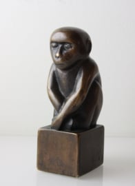 Bronzen sculptuur van een zittend aapje