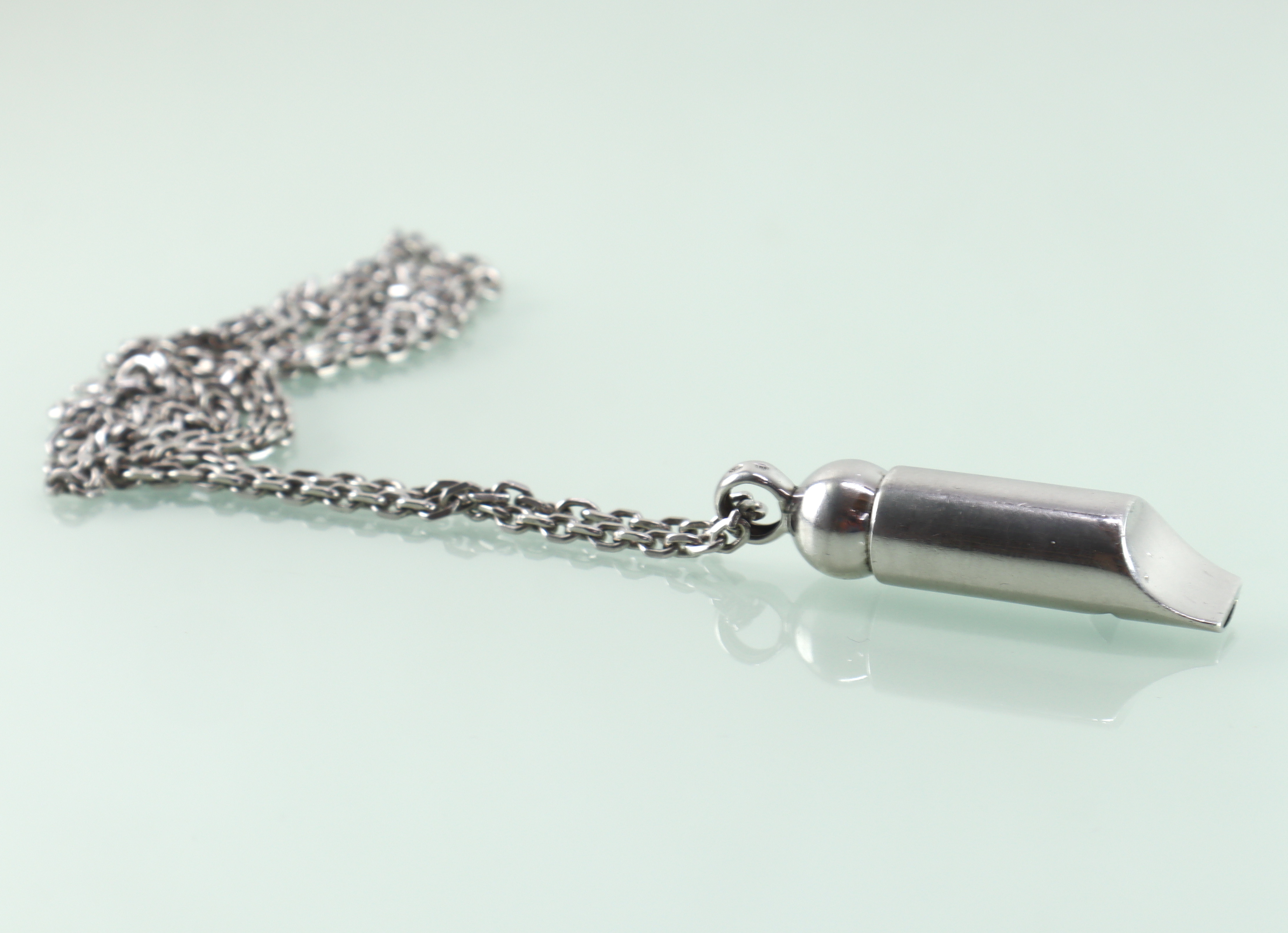 Zilveren echt werkend fluitje aan collier