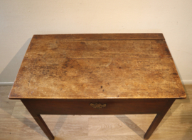 Antiek tekentafeltje, sidetable