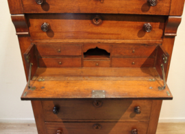 Antieke chiffonière met bureaugedeelte