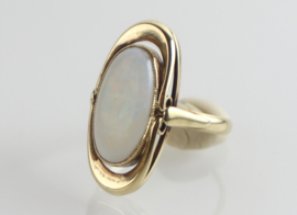 Vintage gouden ring met ovale opaal, jaren ’60.