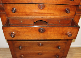 Antieke chiffonière met bureaugedeelte