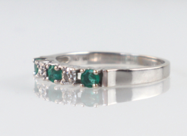 Witgouden rijring met smaragd en diamant