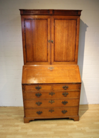 Antiek secretaire met boekenopstand, 18e eeuw.