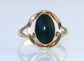 Gouden ring met cabochon malachiet