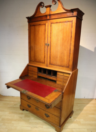 Antiek secretaire met boekenopstand, 18e eeuw.