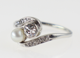 Antieke witgouden ring 'Toi et Moi' met parel en diamant