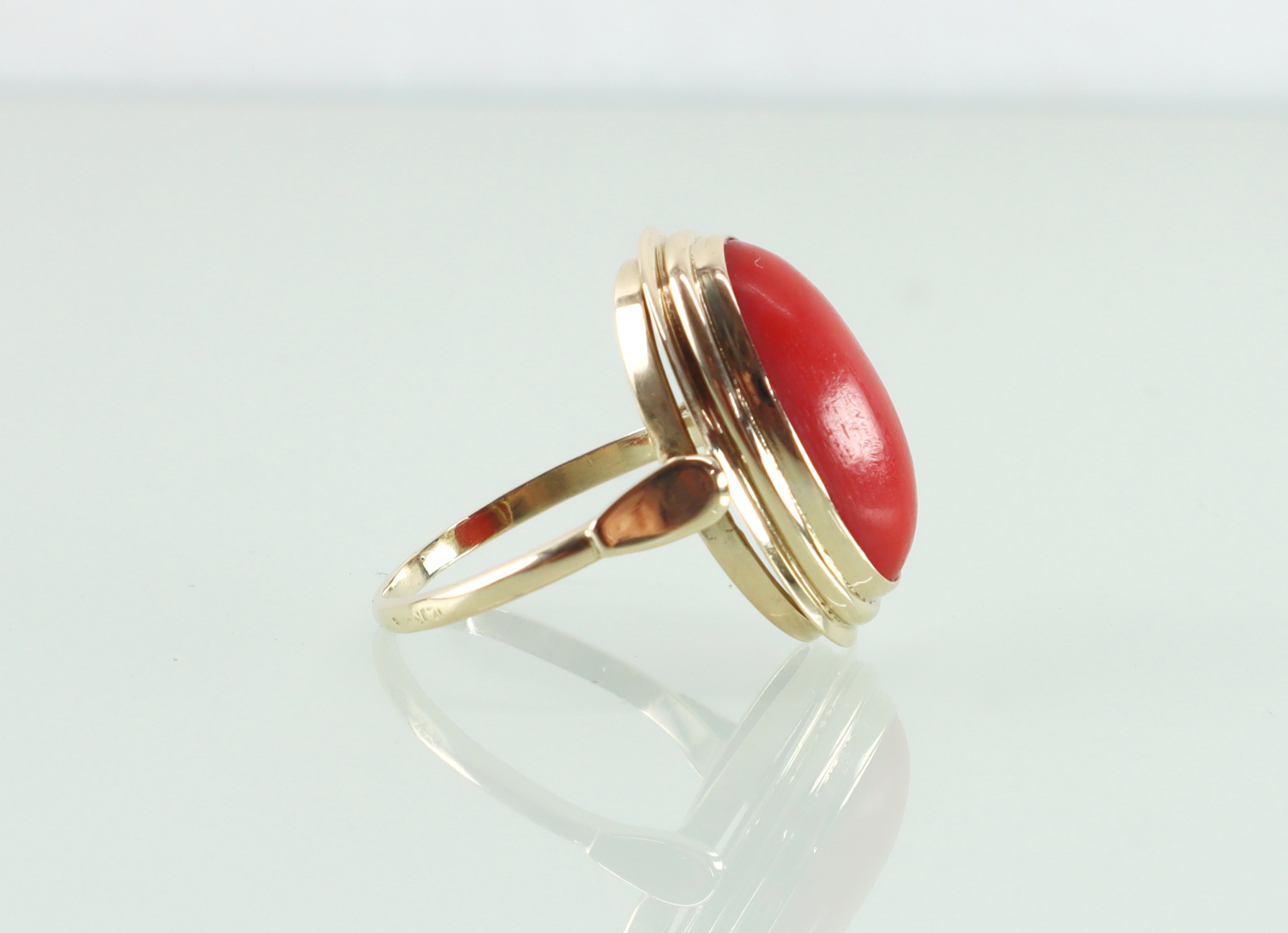 Vintage gouden ring met bloedkoraal