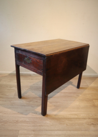 Antiek tekentafeltje, sidetable