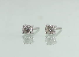 Witgouden solitair oorknoppen 18 karaat met diamant
