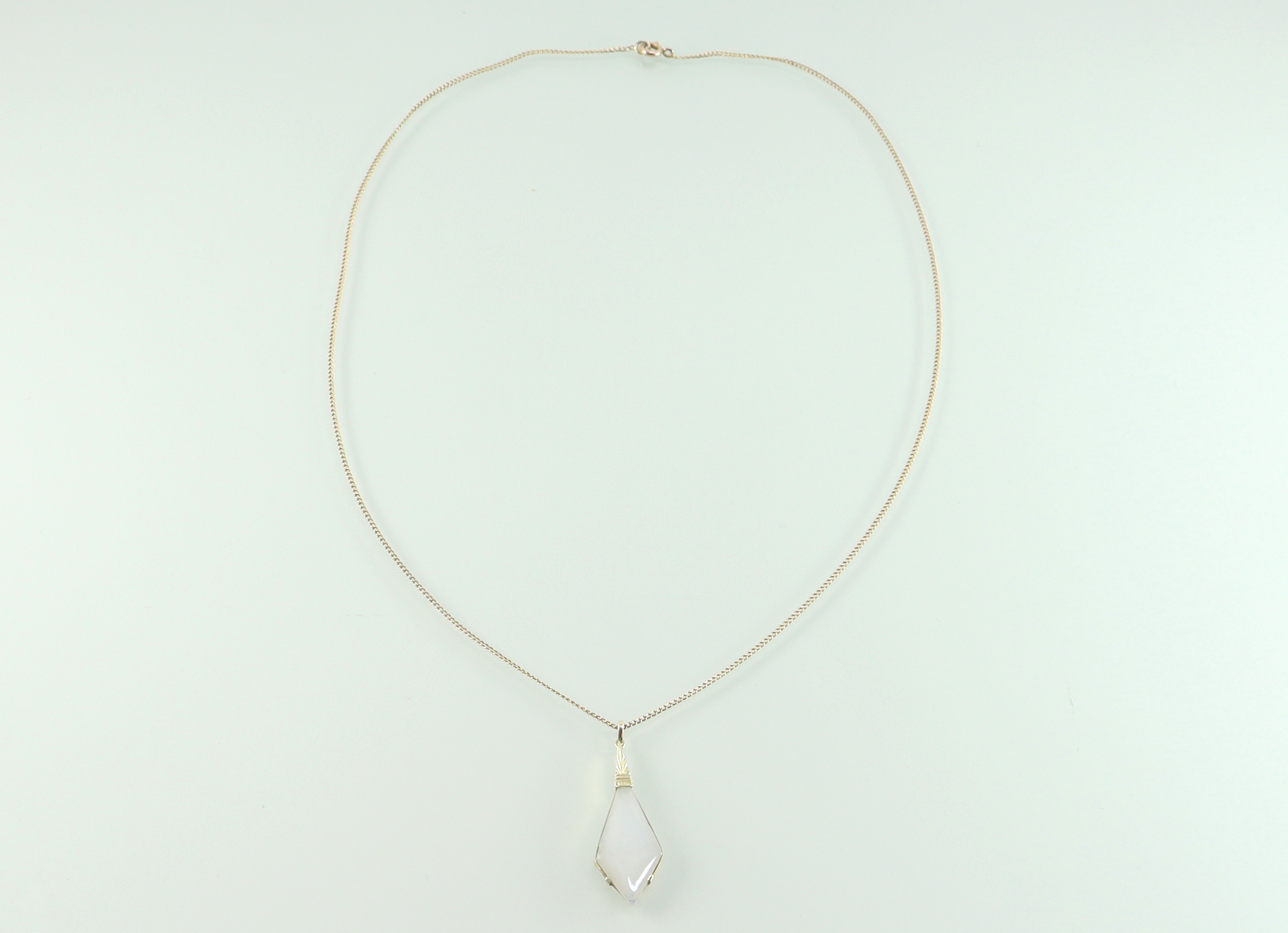 Art Deco gouden hanger maansteen aan collier