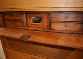 Antieke chiffonière met bureaugedeelte