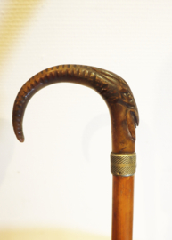 Antieke wandelstok met handvat geitenkop