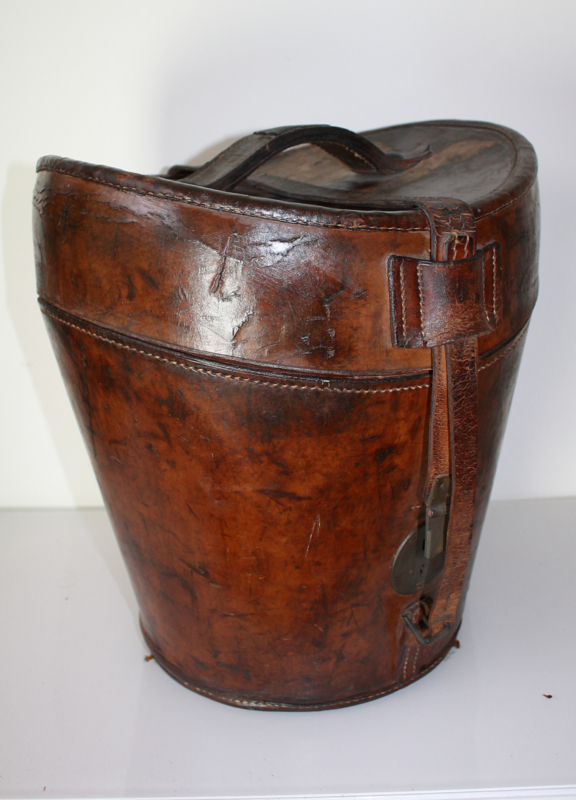 Typisch familie staal Antieke lederen hoedendoos antique leather hat box
