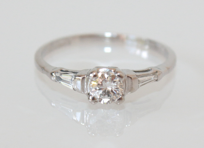 vereist vrouwelijk brandwond Antieke Art Deco witgouden ring met oudslijpel diamant en tapse baguettes |  Sieraden | Van Gils Antiek