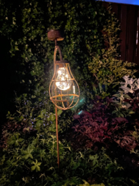 Solar lamp op standaard roest hangend