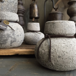 Vazen, kruikjes, Nepalese waterkruikjes, potten, oud houten troggen en bakken en houten vijzels