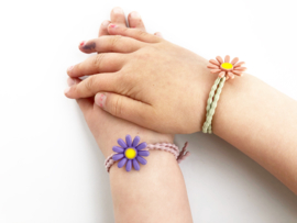 Armbandje - haarbandje met bloem