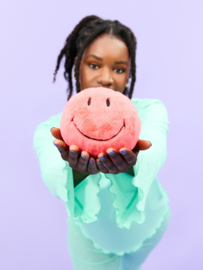 BON TON TOYS x Smiley | Knuffel Smiley fuzzy koraalrood - 13 cm