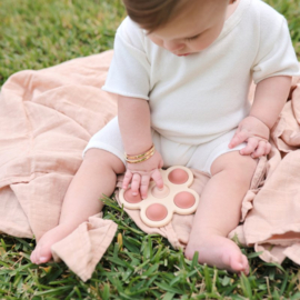 MUSHIE | Pop It Bloem Roze & Beige - Flower Press Baby Toy Blush Shifting Sand