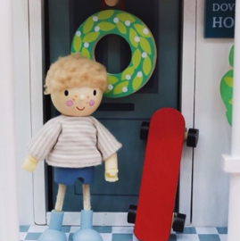 TENDER LEAF TOYS | Poppenhuis popje Edward Goodwood & skateboard