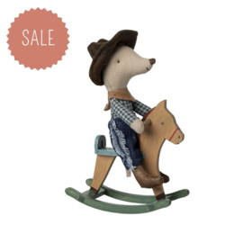 MAILEG | Muis cowboy kleine broer met hobbelpaard
