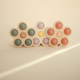 MUSHIE | Pop It Bloem Roze & Beige - Flower Press Baby Toy Blush Shifting Sand
