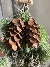 Roest metalen dennenappel