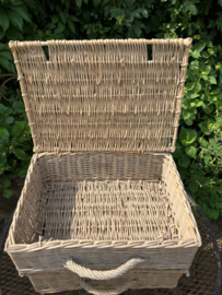 Oud rieten mandje