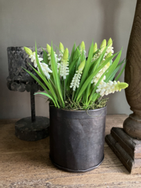 Stoere metalen pot met druifjes