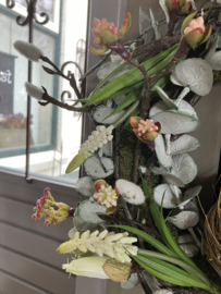 Voorjaarskrans met kunstbloemen