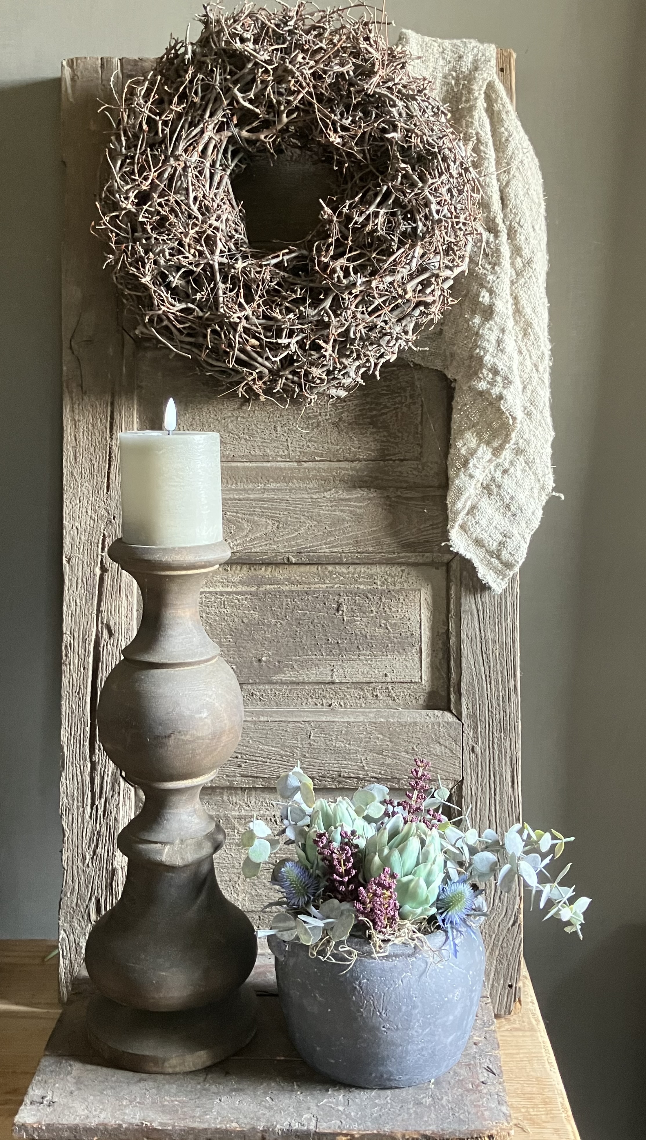 Stenen pot met kunstbloemen