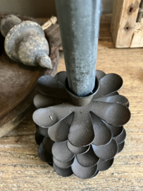 Metalen kandelaar, dennenappel