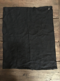 Zwarte gerafelde linnen doek