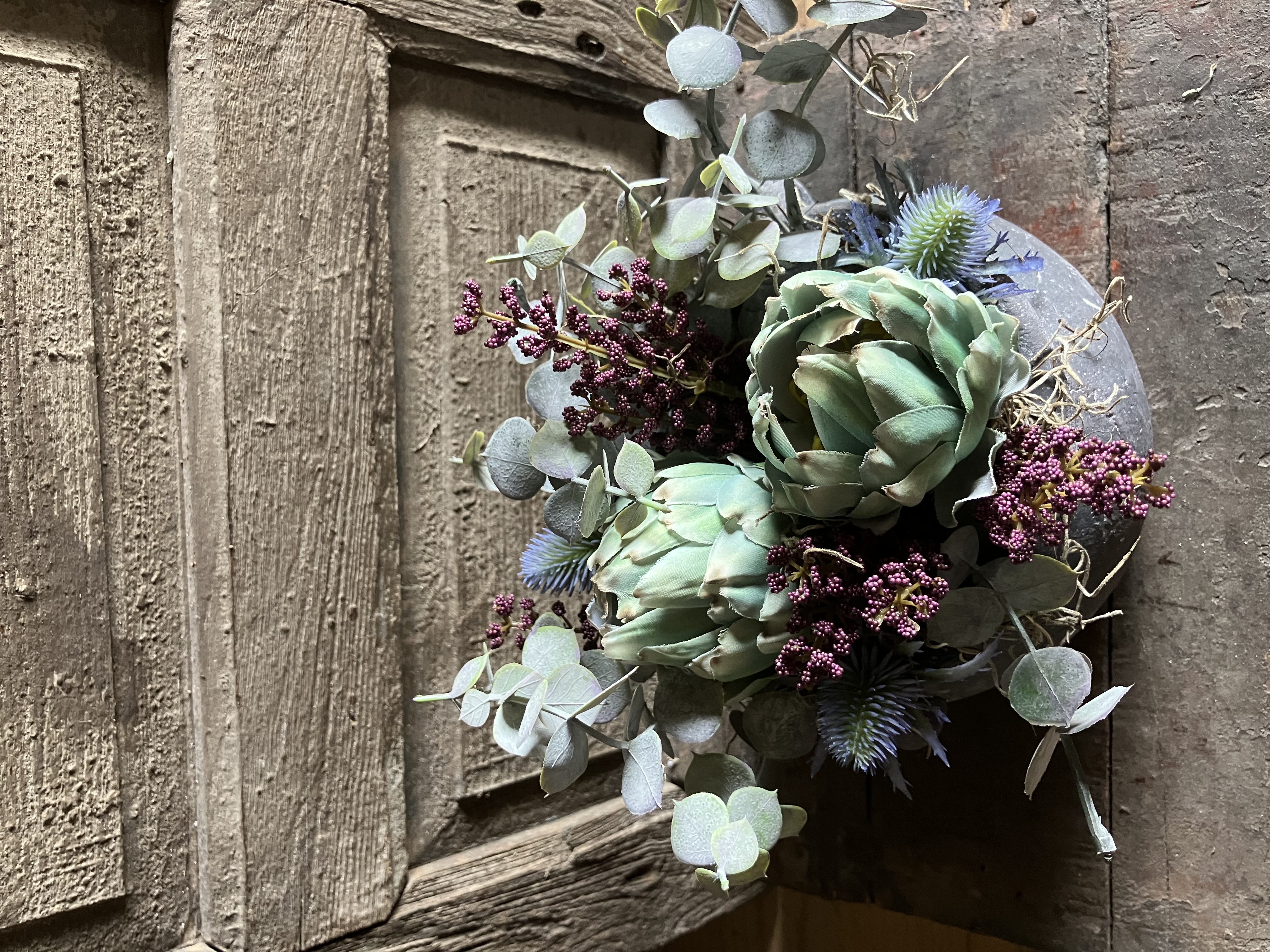 Stenen pot met kunstbloemen