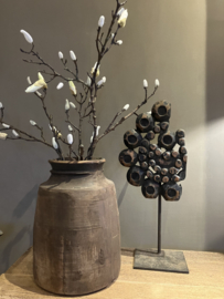 Groot houten ornament, metalen voet. (1).
