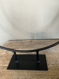 Metalen ring op voet