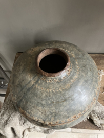 Oude metalen waterkruik, 2