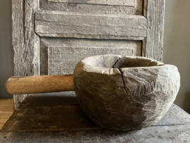 Houten vijzel met handvat