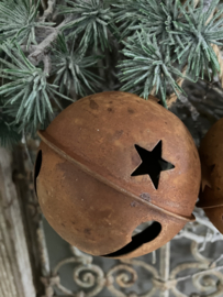 Roest metalen bal met belletje, 8,5cm