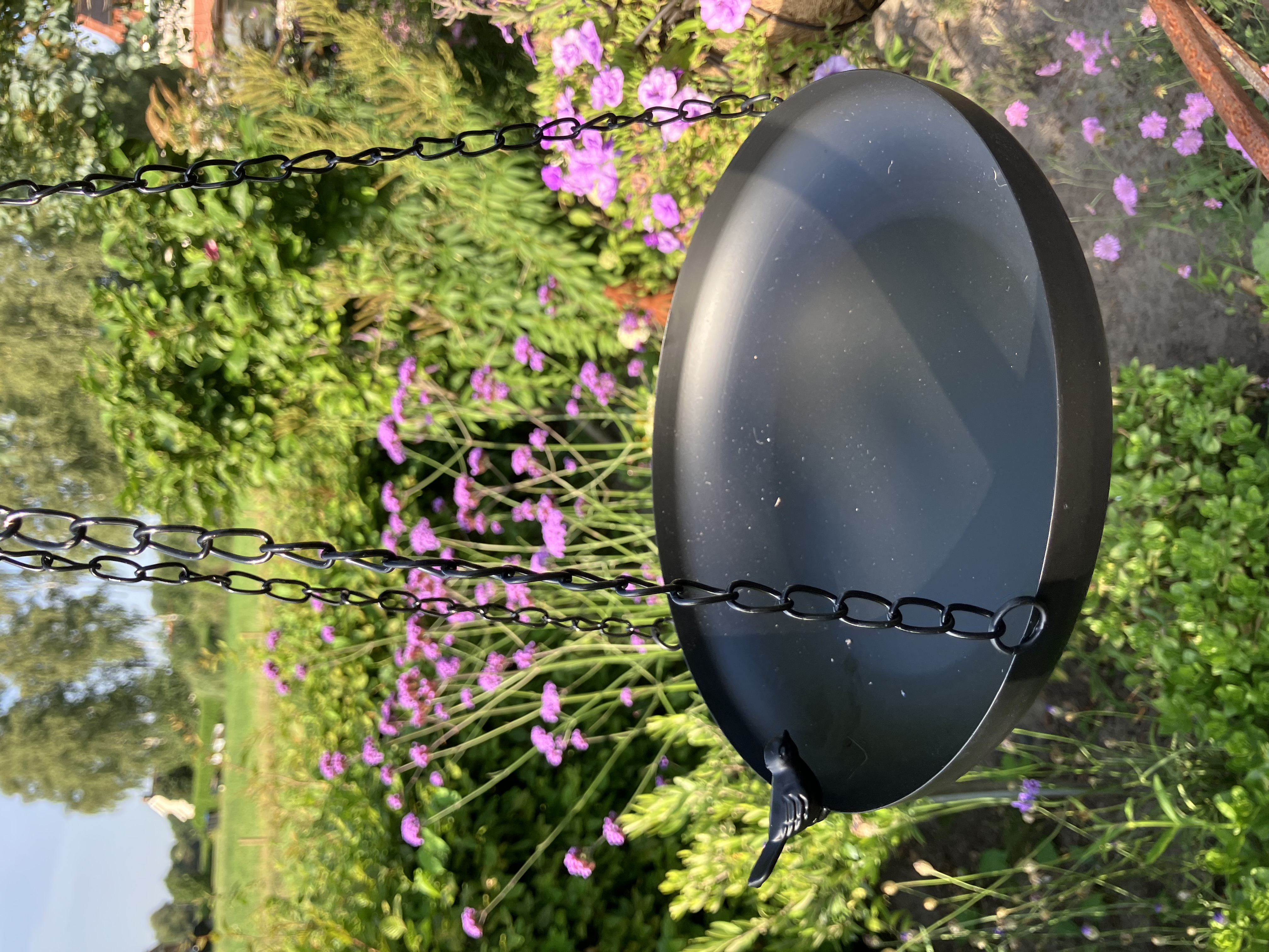 Zwart metalen vogelbadje, voerbakje