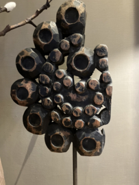 Groot houten ornament, metalen voet. (1).
