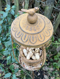Voederhuisje op pin, metaal, planter