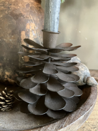 Metalen kandelaar, dennenappel