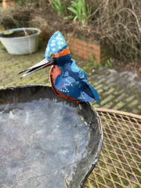 Water/voederschaal op voet, ijsvogeltje