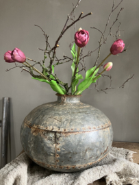 Oude metalen waterkruik, 2
