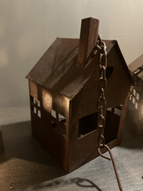 Roest metalen huisje