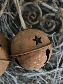 Roest metalen bal met belletje, 6cm.