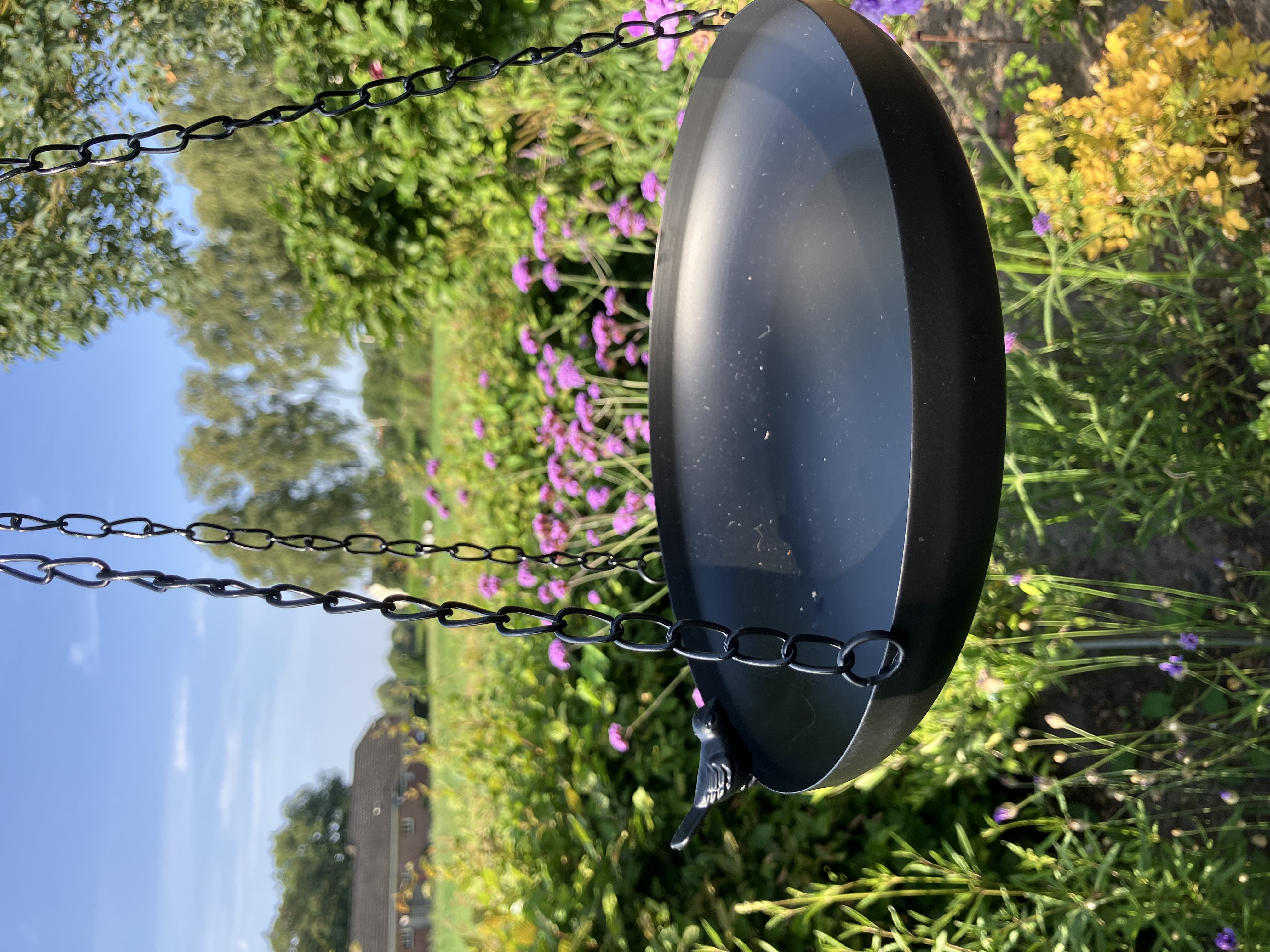 Zwart metalen vogelbadje, voerbakje